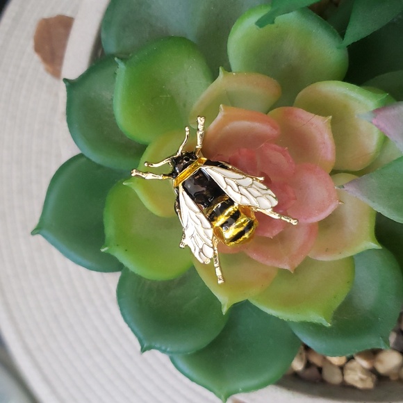 Gold Bee Brooch Pin Vintage Style - Picture 6 of 6